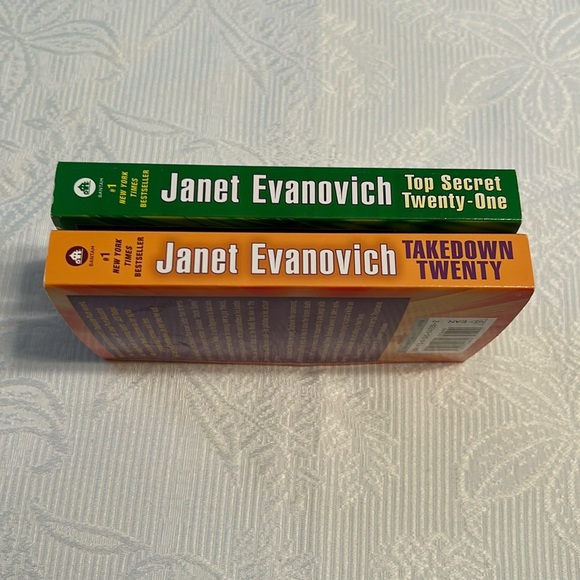 Set of two Janet Evanovich Books - Picture 3 of 3